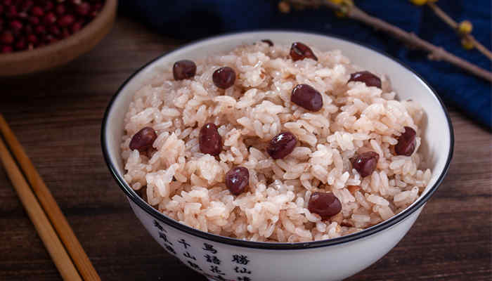 糯米飯?jiān)趺醋龊贸?糯米飯?jiān)趺醋龊贸杂趾?jiǎn)單的視頻