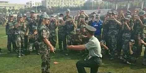 高校教官表白女生 教官表白軍訓(xùn)女生并強吻 教官和學(xué)生能談戀愛？