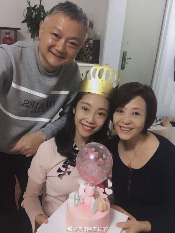 歐陽奮強(qiáng)老婆 歐陽奮強(qiáng)曬全家福 歐陽奮強(qiáng)老婆演過什么