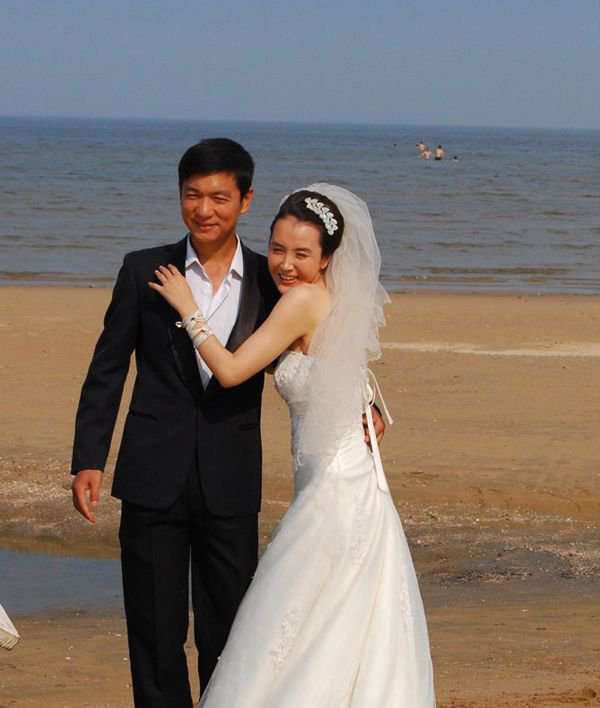 邢佳棟妻子 邢佳棟妻子是誰 邢佳棟與包海青結(jié)婚照