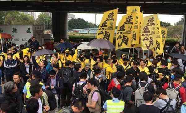 香港反水貨 香港激進團體再次發(fā)起反水貨客游行 33人被捕