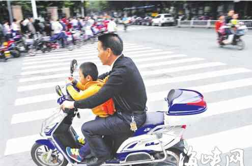 福州華林路 福州華林路：電動(dòng)車急剎 幼兒站踏板劃傷眼