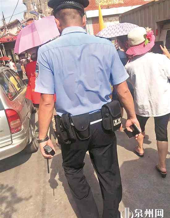 警察背影 炎炎夏日汗水濕透警服 民警背影引來點贊一片