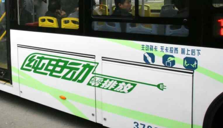 公交車激情 公交車內激情上演活春宮 乘客簡直感到亮瞎眼