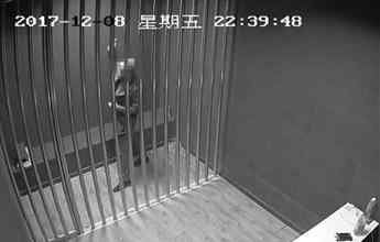 跳舞的警官 遼寧丹東吸毒男派出所“跳舞” 警察配樂做成警示片