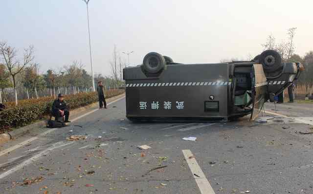 運鈔車側翻 運鈔車遭追尾側翻四腳朝天 車內3人被拋出