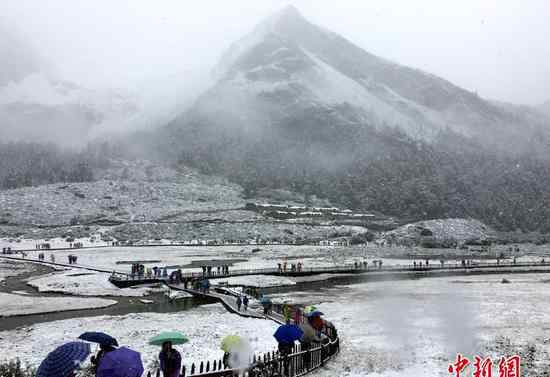 四川甘孜州稻城亞丁 四川甘孜州稻城亞丁九月飄雪 銀裝素裹