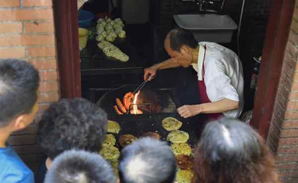 阿大蔥油餅 阿大蔥油餅店為什么不開了 阿大蔥油餅地址老板叫什么名字