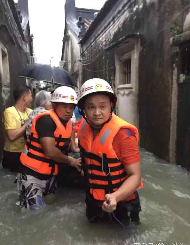 水災(zāi)圖片 汕頭水災(zāi)現(xiàn)場圖片曝光竟然淹過了半身 汕頭水災(zāi)46萬多人受災(zāi)