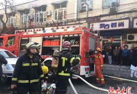 北京光明樓 北京光明樓居民樓發(fā)生火災(zāi) 消防車被亂停放的車輛擋住