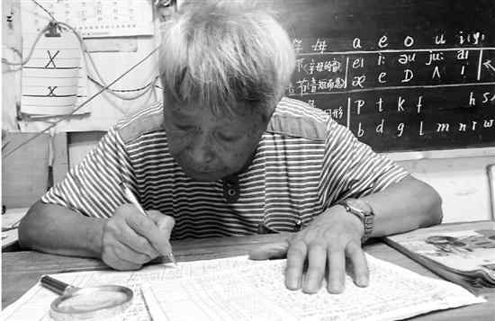 寫日記的英文 老人50歲自學英語 如今90歲寫了33本英文日記