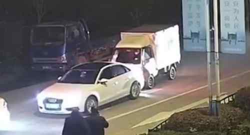 父親開車撞死女兒 女兒報(bào)警爸爸開車撞了媽媽的車怎么回事？小貨車追尾奧迪事件始末