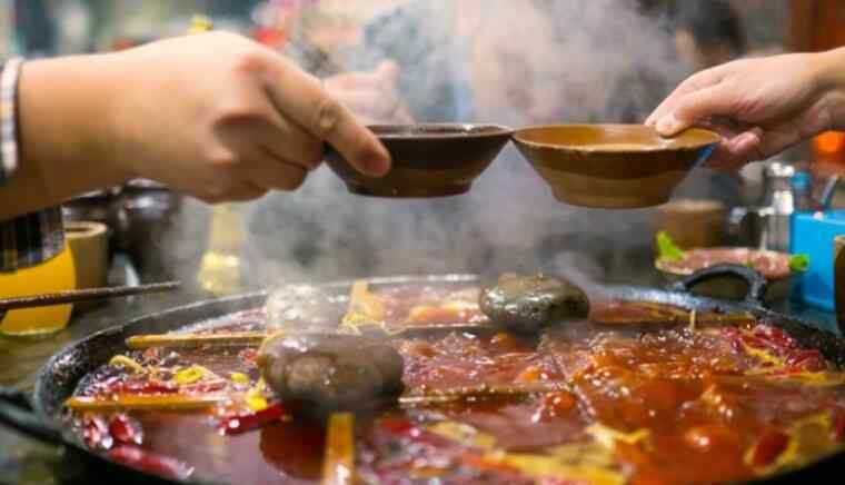 火鍋店掉下大老鼠 吃火鍋突跳進(jìn)老鼠 餐廳后廚的衛(wèi)生十分差