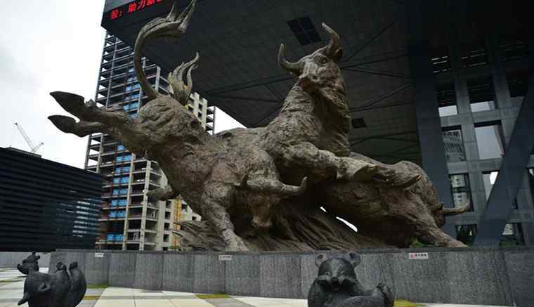 深交所牛雕塑沒倒 深交所牛雕塑沒倒 臺(tái)風(fēng)山竹吹倒牛雕塑是謠言