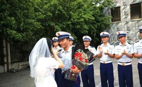 女幼師 女幼師捧花向消防員男友求婚說了這樣一句話 現(xiàn)場畫面太感人了