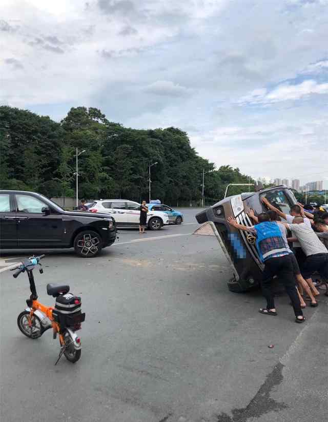 勞斯萊斯被撞 長沙警方通報(bào)勞斯萊斯被撞說了什么 小車撞上勞斯萊斯事件回顧