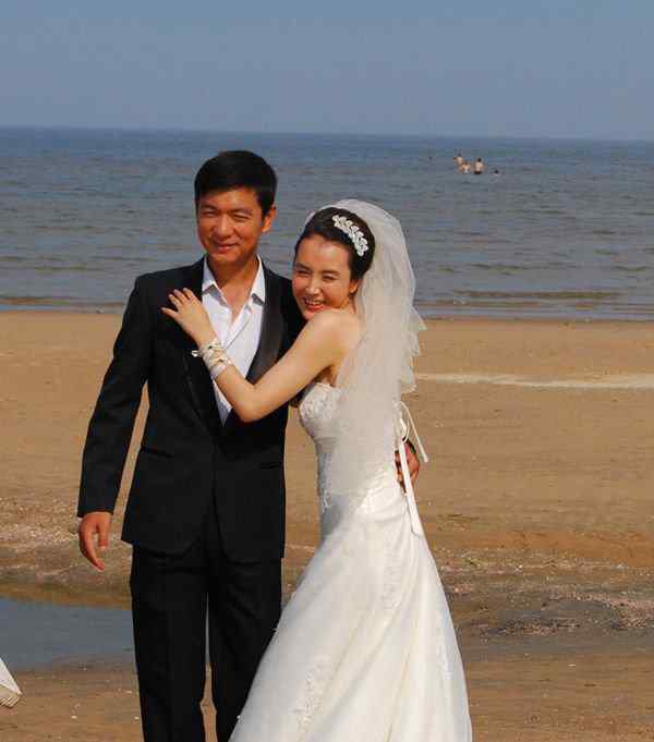 邢佳棟老婆 邢佳棟妻子是誰 邢佳棟與包海青結(jié)婚照