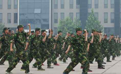 軍訓(xùn)曬傷后怎么處理 軍訓(xùn)期間曬傷了怎么辦 曬傷了怎么處理