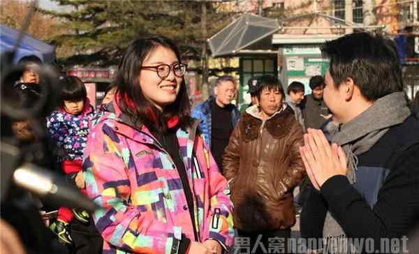 傅園慧上街賣拉面 傅園慧上街賣拉面 50塊一碗賣精光果然吃得開