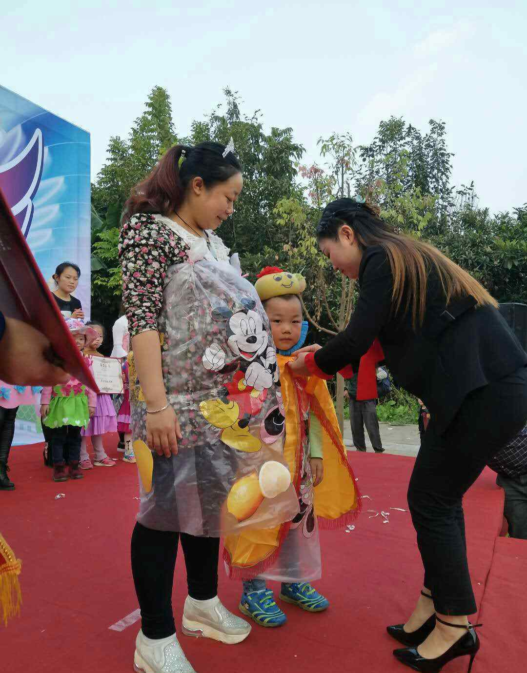 幼兒環(huán)保時(shí)裝秀圖片 小精靈幼兒園大一班“親子環(huán)保時(shí)裝秀”現(xiàn)場(chǎng)圖片