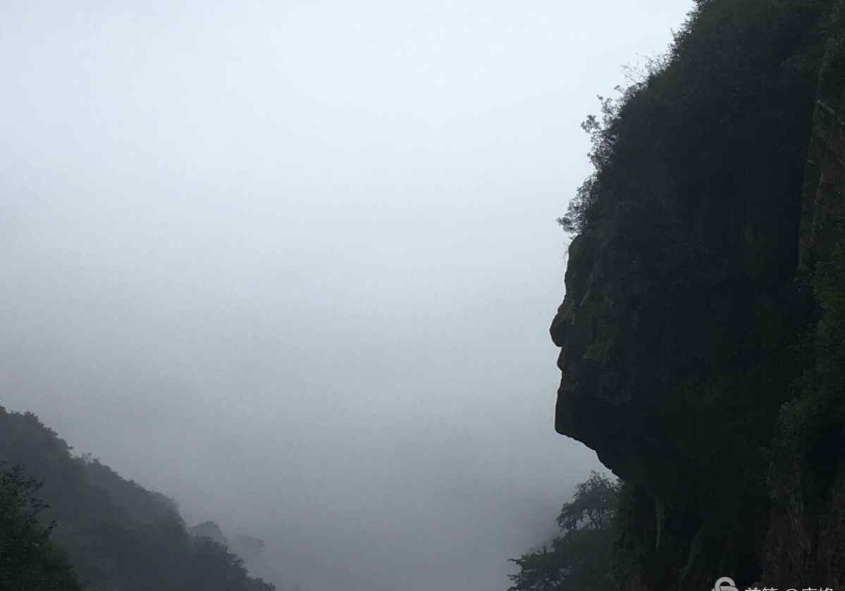 雨中登泰山 也寫《雨中登泰山》