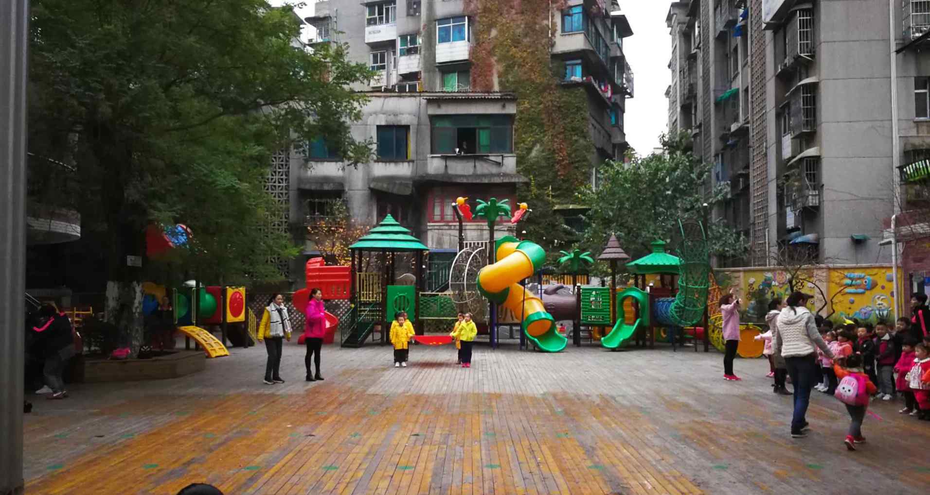 貴陽婦科專心友好 貴陽市第九幼兒園第十五周晨會----《不忘初心跟黨走》