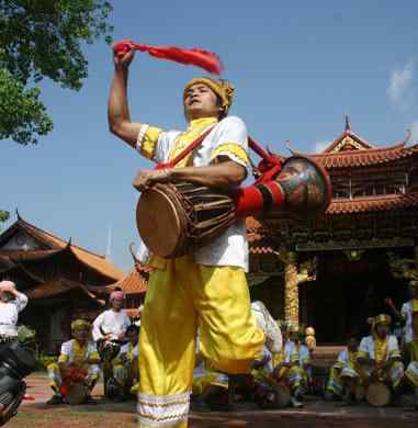 象腳鼓是哪個(gè)民族的樂器 云南獨(dú)有少數(shù)民族的鼓樂器——象腳鼓