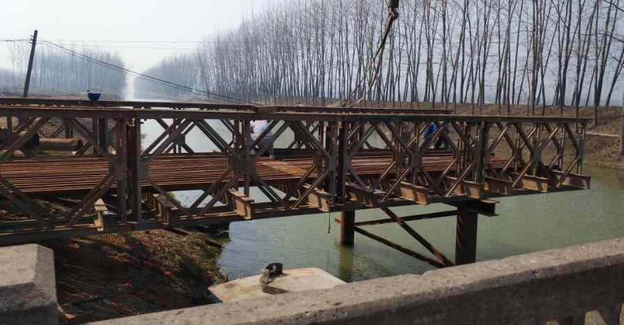 凌橋凌橋躍進(jìn)河搭建鋼便橋