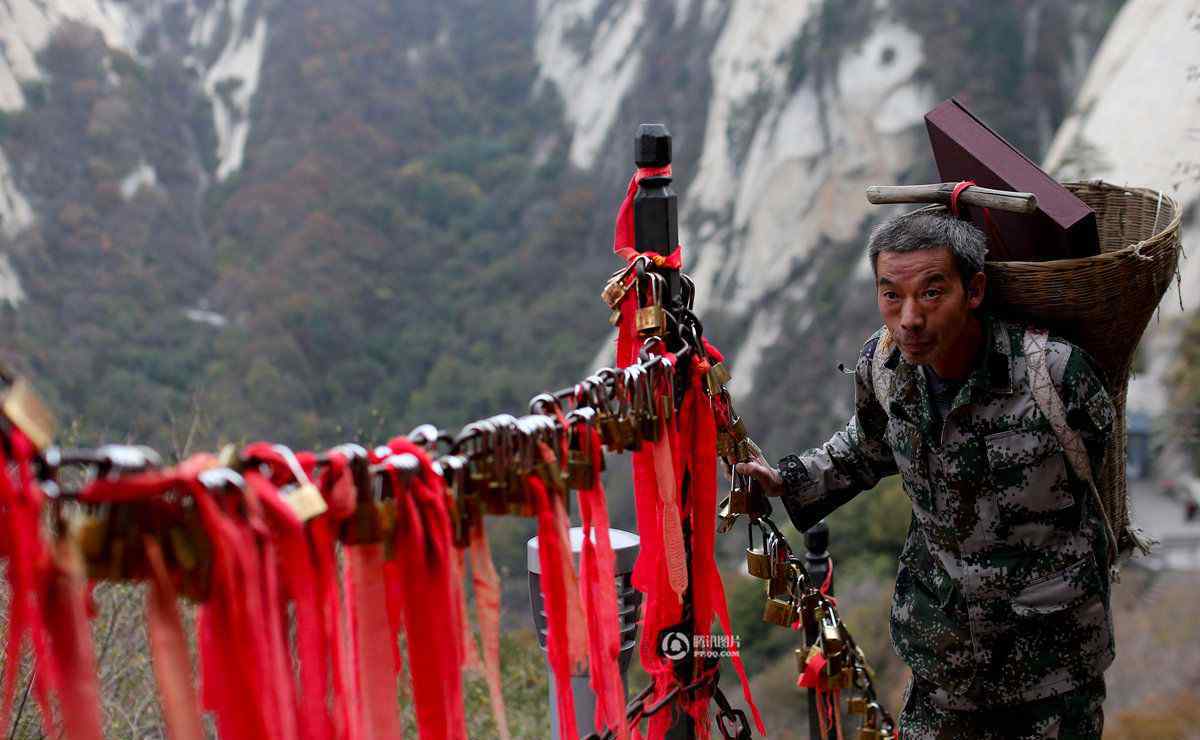 華山獨臂挑夫 華山獨臂挑夫何天武的感人故事！萬丈懸崖上的人生！