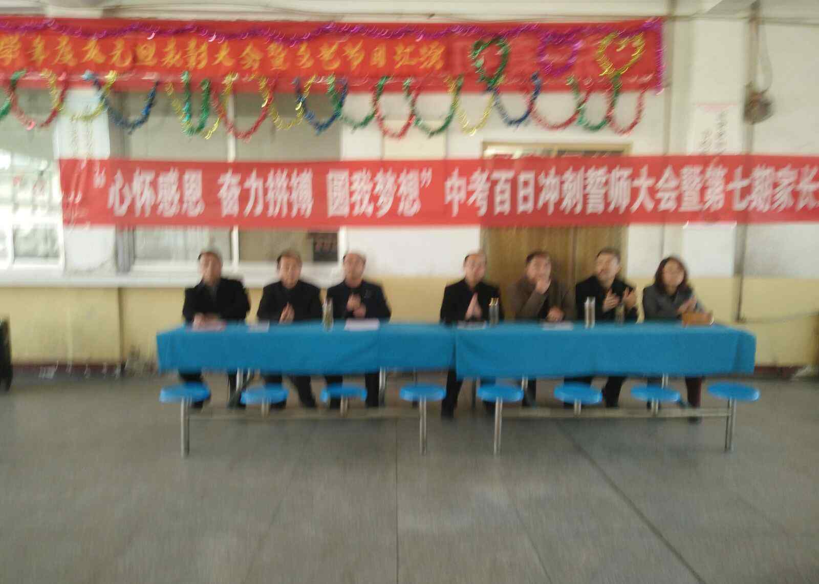 初三奮斗宣言 【兌鎮(zhèn)初中新聞角】 ——“心懷感恩，奮力拼搏，圓我夢想”中考百日沖刺誓師大會(huì)。