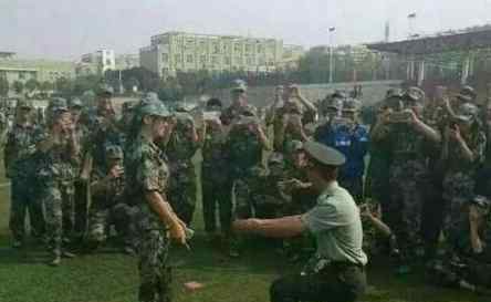 高校教官表白女生 高校軍訓(xùn)教官表白女生事件引爭(zhēng)議 軍隊(duì)校方已調(diào)查