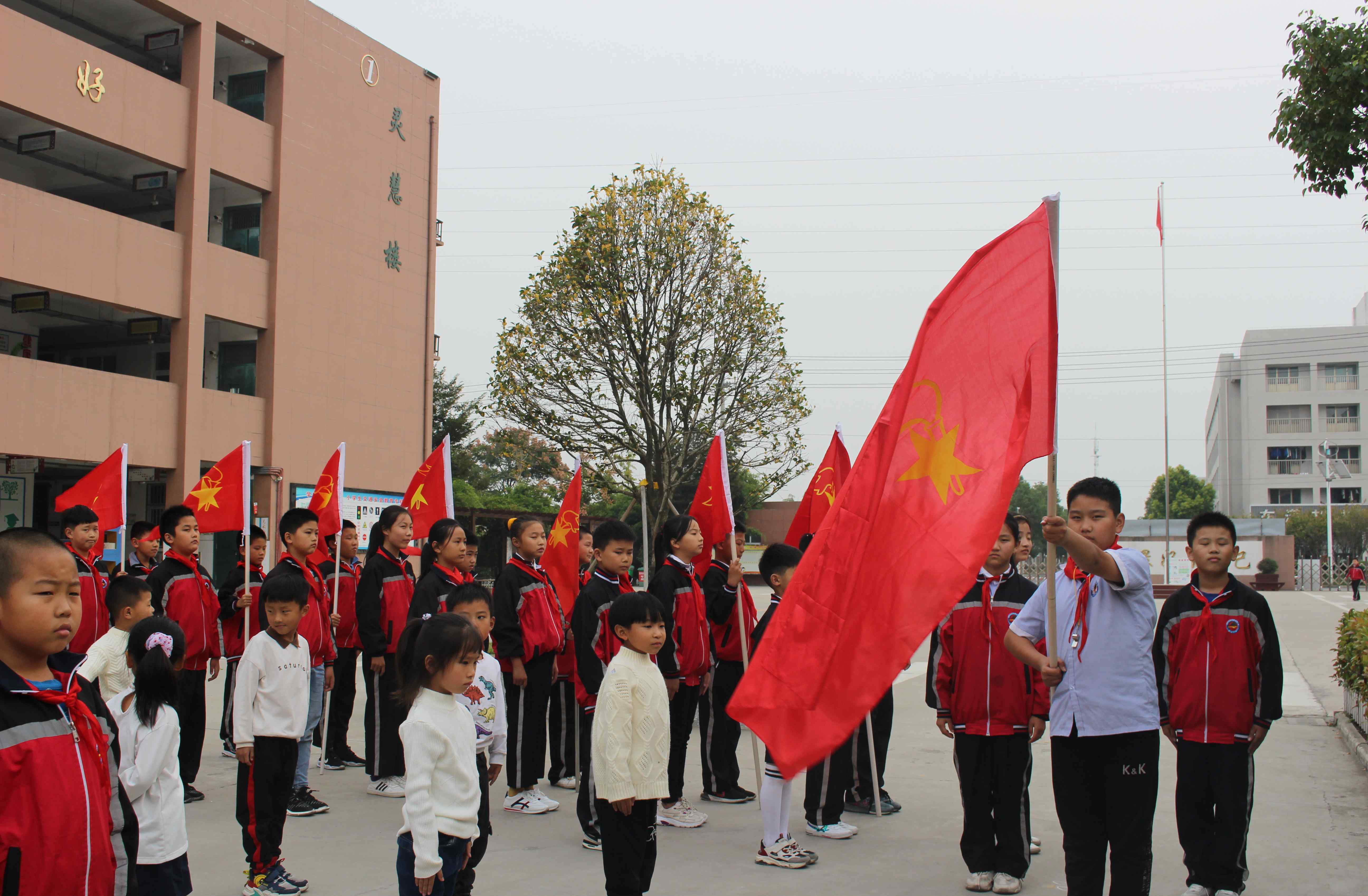 潘麗華 紅領(lǐng)巾，我們的驕傲——經(jīng)濟(jì)開發(fā)區(qū)小學(xué)一年級新生入隊儀式