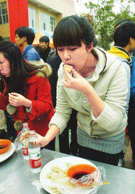 男生說吃餃子什么意思 男生說吃餃子什么意思，跟說吃女人豆腐是一個意思!