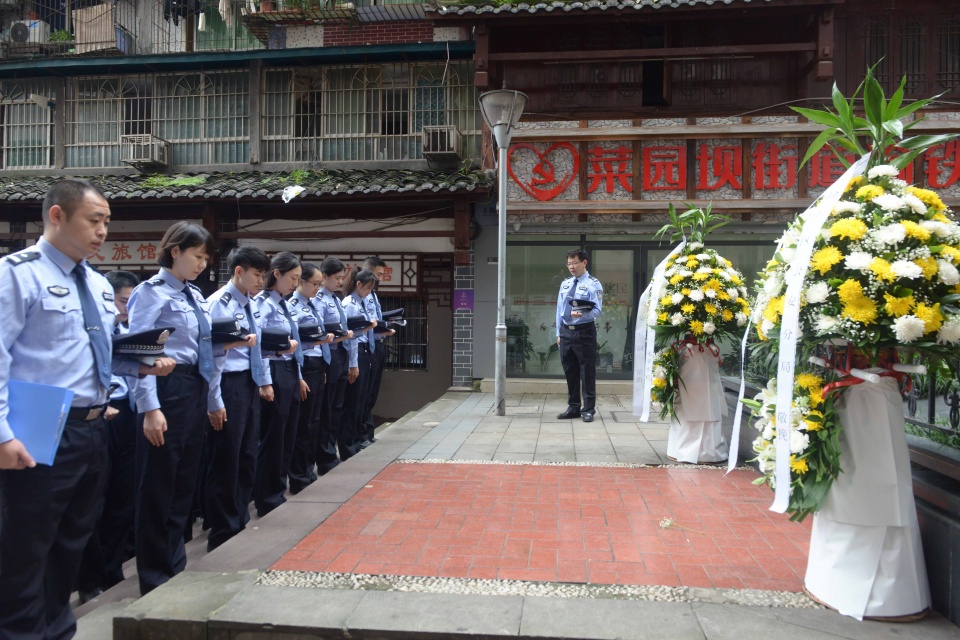 張國(guó)富 烈士紀(jì)念日 渝中公安30名青年民警祭掃張國(guó)富烈士墓