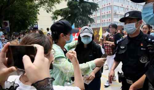 特警護送 張子楓高考考場外被圍拍，多名特警護送張子楓離開考場