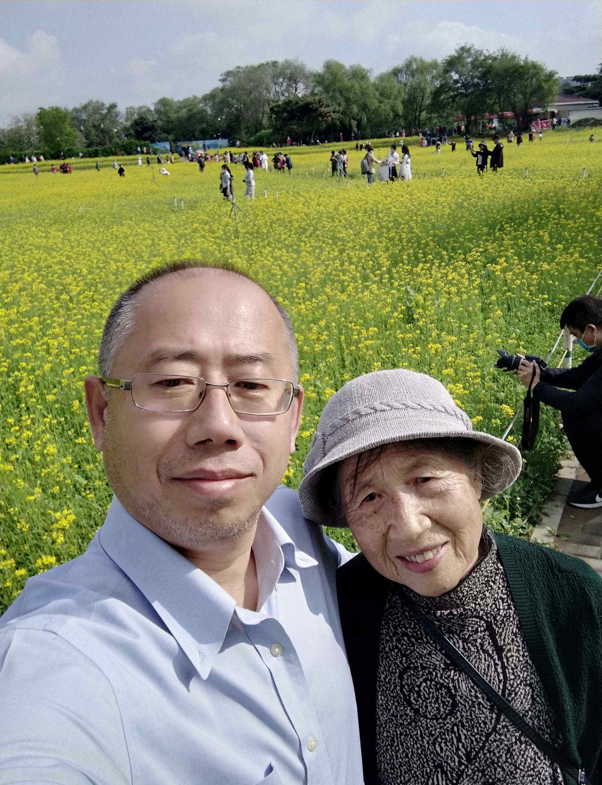 劉松巖 第大兒子劉松巖培84歲老娘去北陵公園觀油菜花