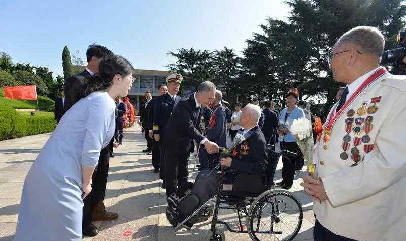 宋遠方 青島市向人民英雄敬獻花籃儀式舉行 王清憲周名貴宋遠方楊軍出席