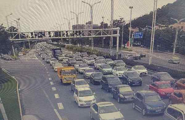 沿海高速路況 高速路況：去往粵西地區(qū)的西部沿海高速出現(xiàn)車多緩行路段