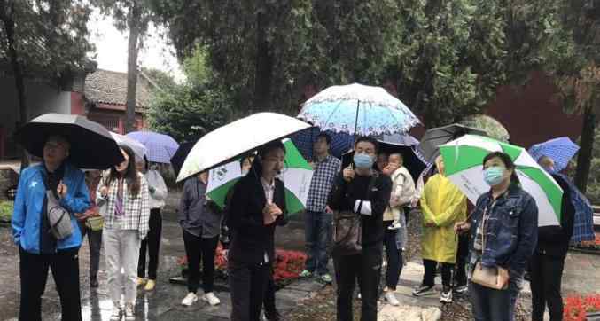 臥龍崗 【臥龍崗文化園】雨中別樣美麗 游客絡(luò)繹不絕