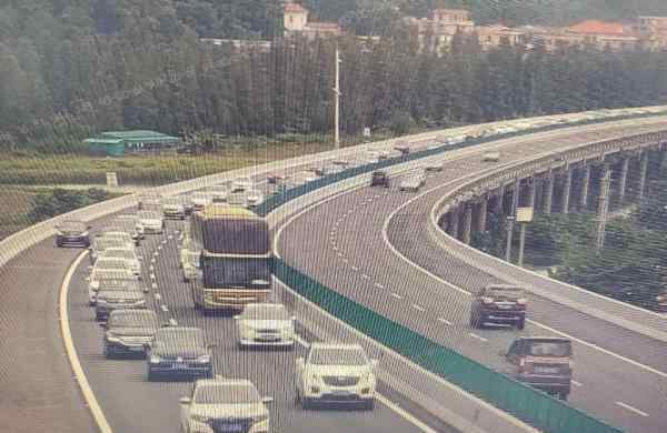 沿海高速路況 高速路況：去往粵西地區(qū)的西部沿海高速出現(xiàn)車(chē)多緩行路段