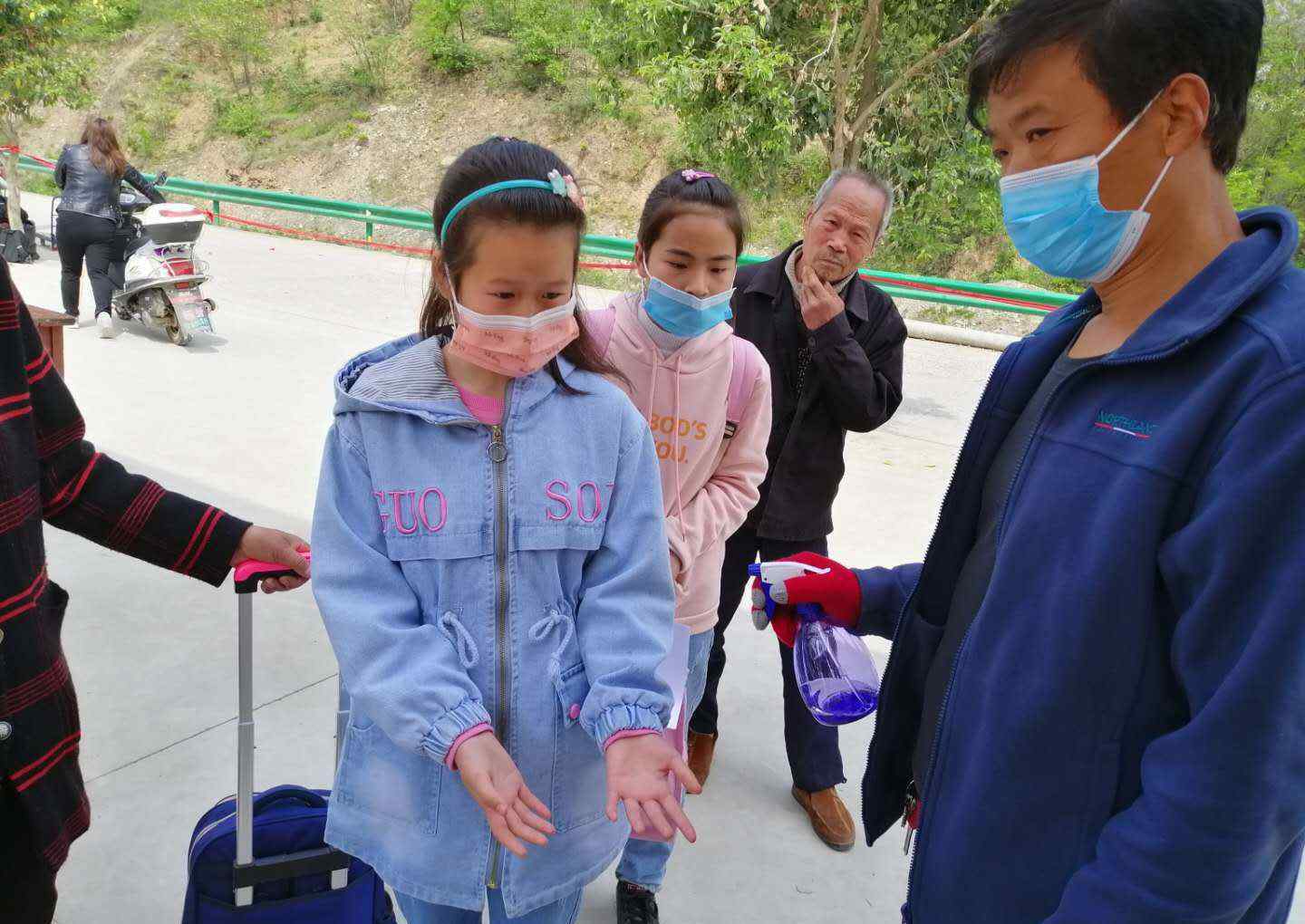 對學生居家學習情況逐一摸底 人間四月春正暖，板巖學子返校園——板巖鎮(zhèn)中小學平安順利開學