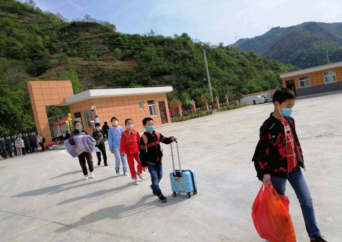 對學生居家學習情況逐一摸底 人間四月春正暖，板巖學子返校園——板巖鎮(zhèn)中小學平安順利開學