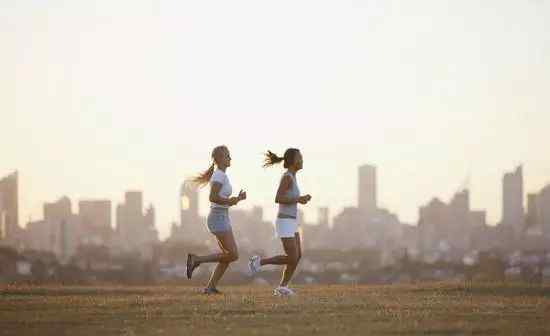 針對10KM、半馬、全馬 每周該跑多少公里？