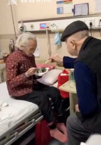 95歲的老爺爺貼心地給老伴喂飯 接下來一幕羨煞旁人