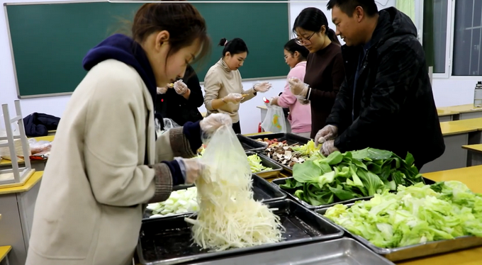 羨慕了！河北初中老師在教室里給學(xué)生煮火鍋：底料齊全 羊肉敞開了吃