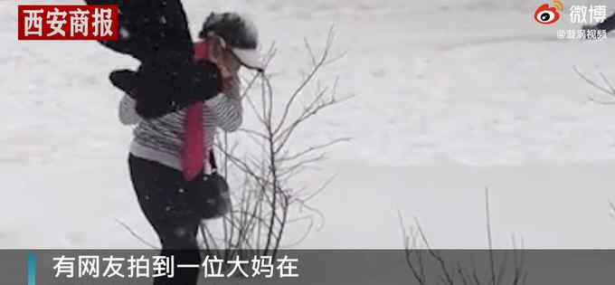 東北大媽用雪洗貂皮大衣看樂網(wǎng)友：絕不放過任何一個死角！