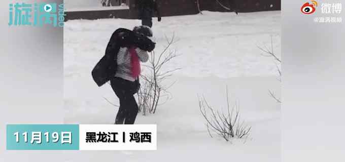 東北大媽用雪洗貂皮大衣看樂網(wǎng)友：絕不放過任何一個死角！