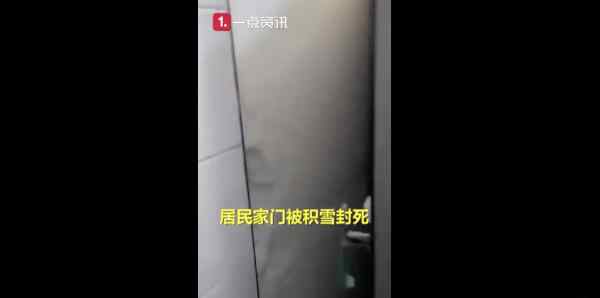 吉林多日暴雪鐵路工人火烤鐵軌除冰 市民鑿冰救車真相是什么？