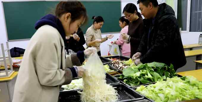 羨慕了！河北初中老師在教室里給學(xué)生煮火鍋：底料齊全 羊肉敞開了吃