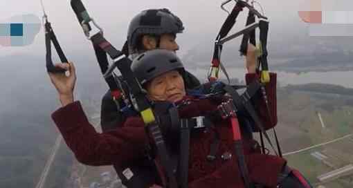 十年奶奶 你奶奶還是你奶奶！78歲老人第一次玩滑翔傘淡定自拍太酷了